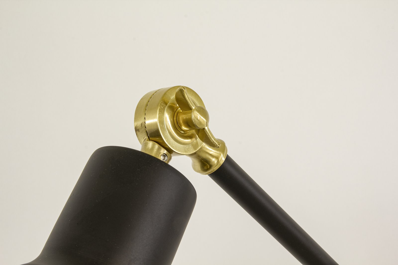Dublin gulvlampe Svart/matt messing E27
