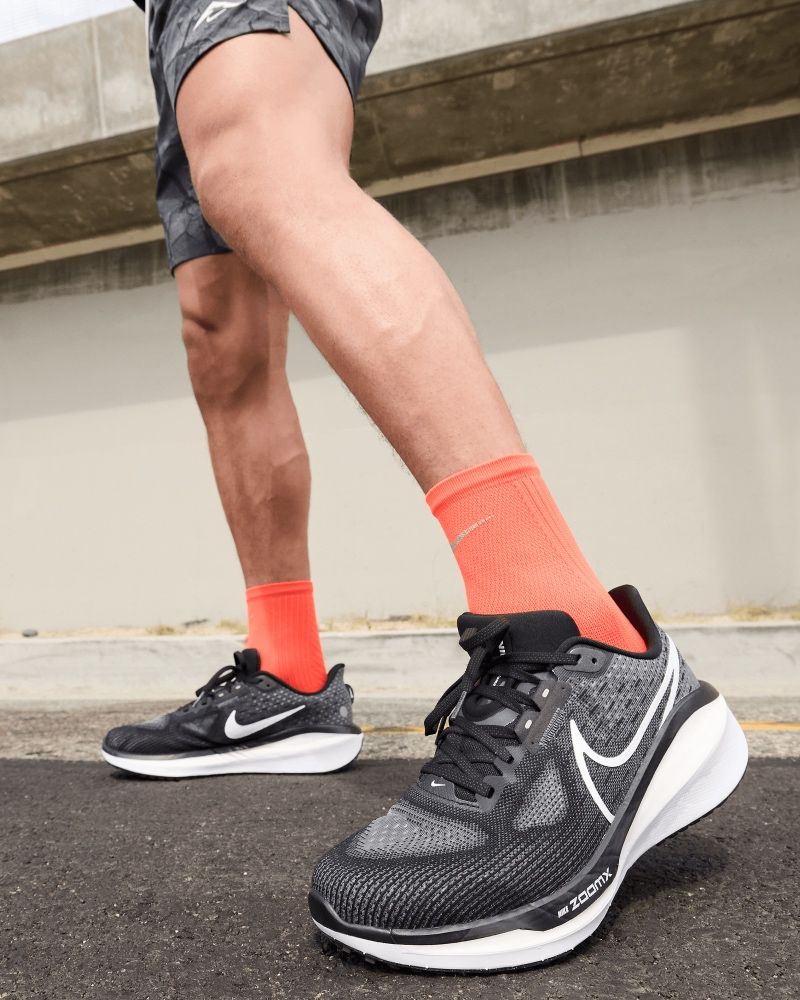 Chaussures de running Nike Vomero 17 Noir & Blanc pour homme