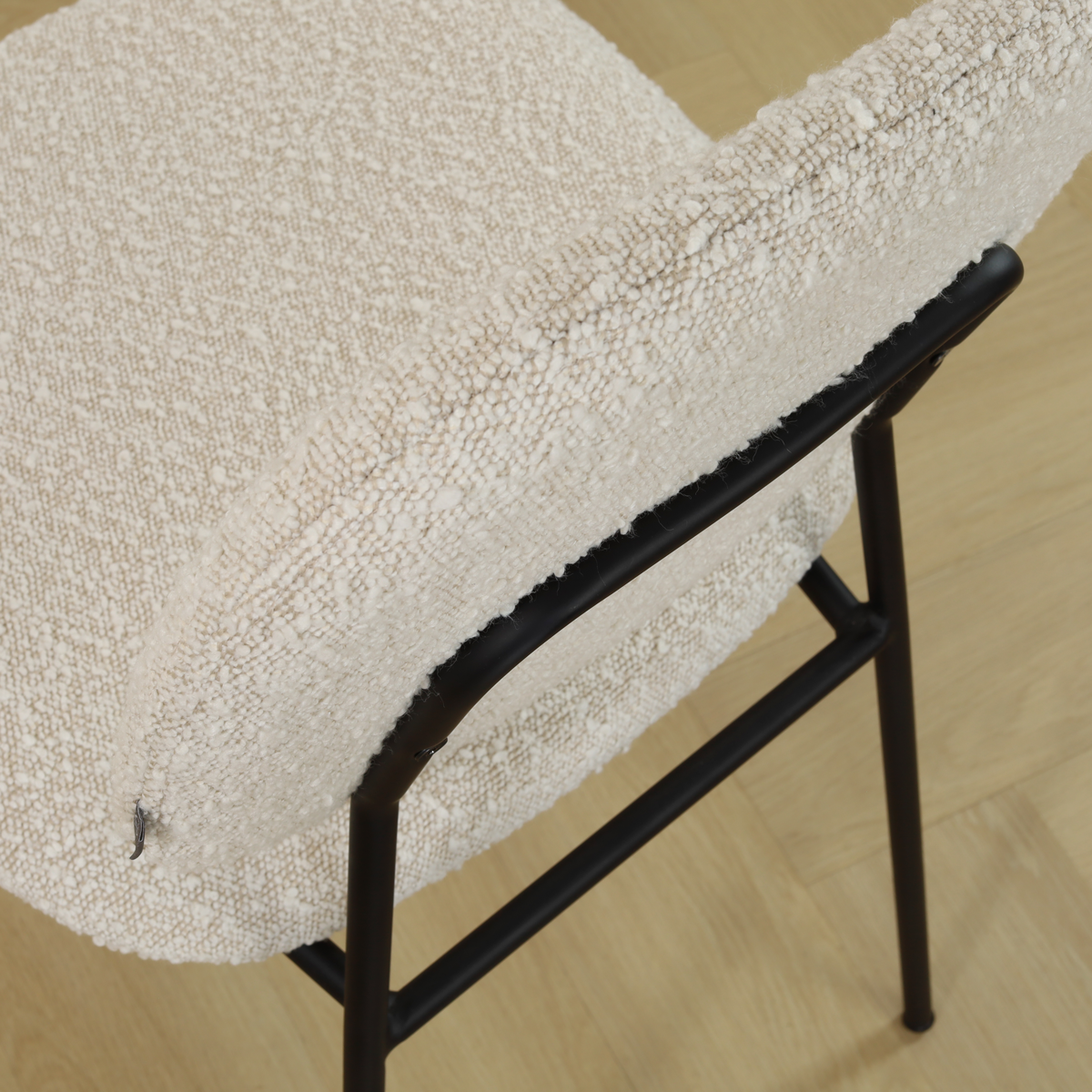 Eetkamerstoel Jasmijn bouclé beige - zwart onderstel