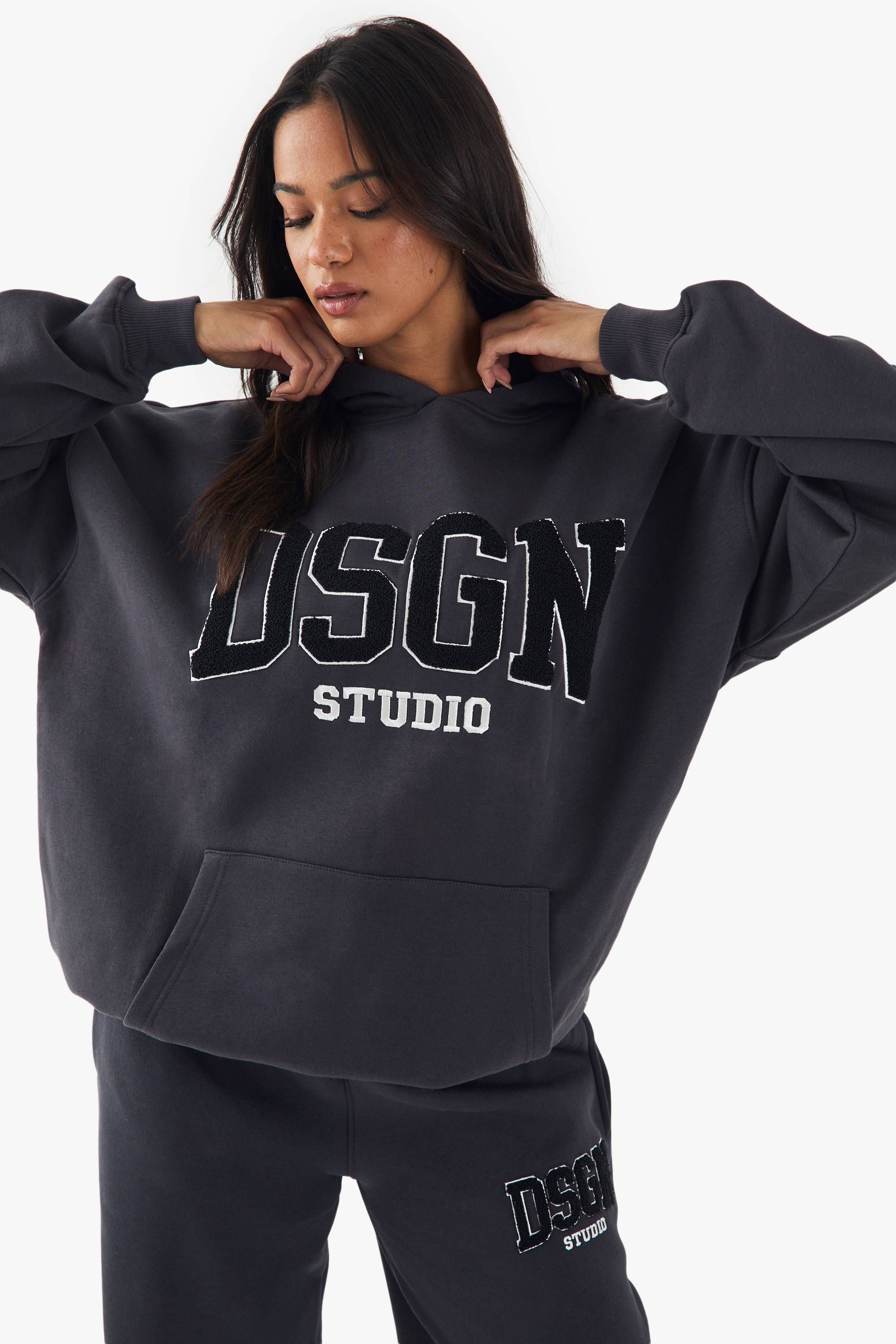 Sweat à Casynthétiqueche Oversize DSGN Studio avec Appliqué en Tissu Éponge
