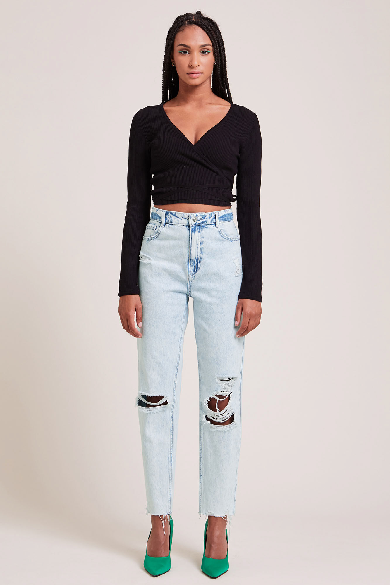calças jeans mom desgastadas