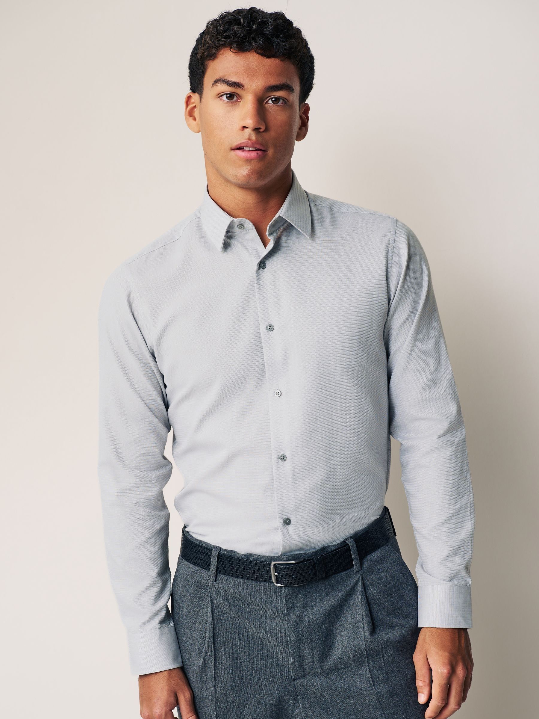 Lichtgrijs - Slim Fit - Onderhoudsvriendelijk, getextureerd, slim fit overhemd met enkele manchet