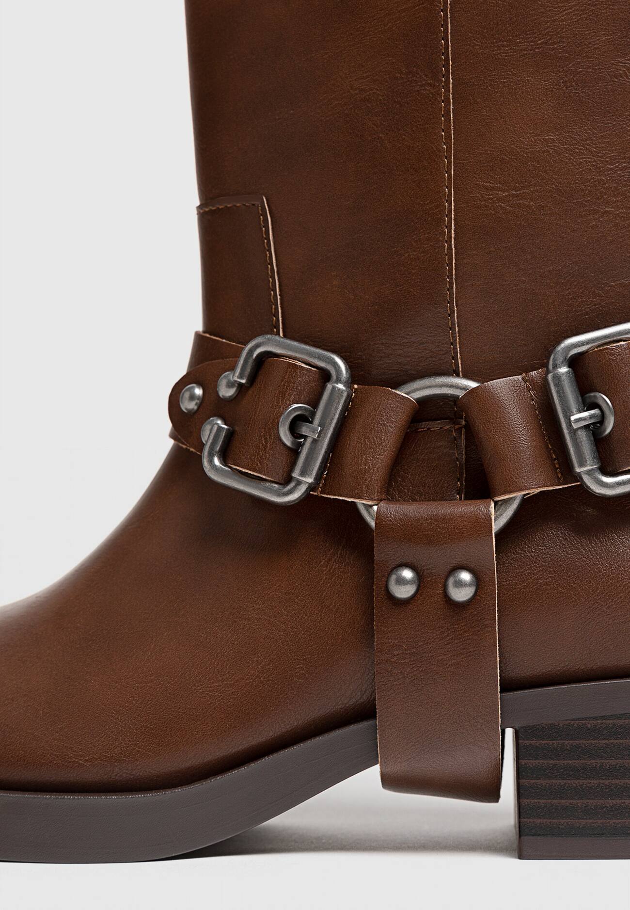 Botas de motociclista planas com fivelas