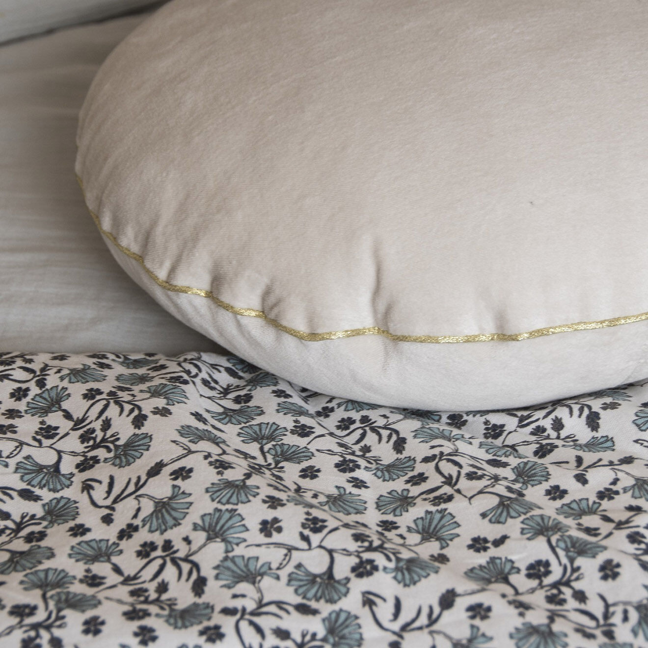 Febronie Coussin rond en velours de coton Bonbon grège - D. 43cm