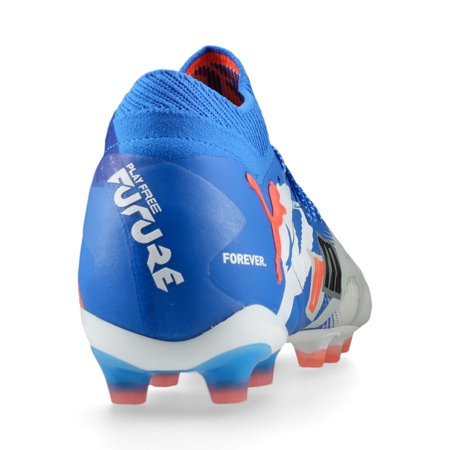 PUMA Future 8 Ultimate AG Forever - Blanc/Bleu/Gris/Noir/Glowing Red ÉDITION LIMITÉE