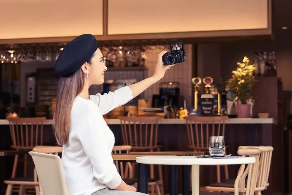 Sony a6400 ILCE-6400L - Digitalkamera - spejlløst - 24.2 MP - APS-C - 4K / 30 fps - 3x optisk zoom 16-50 mm objektiv - Wi-Fi, NFC, Bluetooth - sort