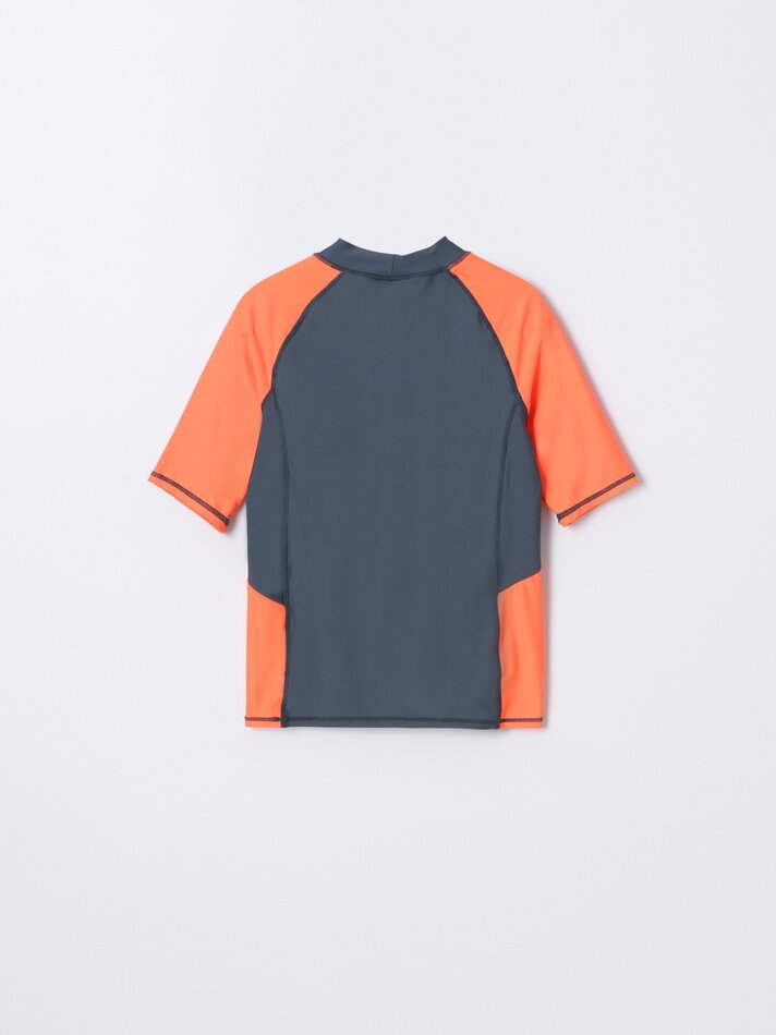 Camiseta estampada com proteção solar UPF 50 - Chumbo
