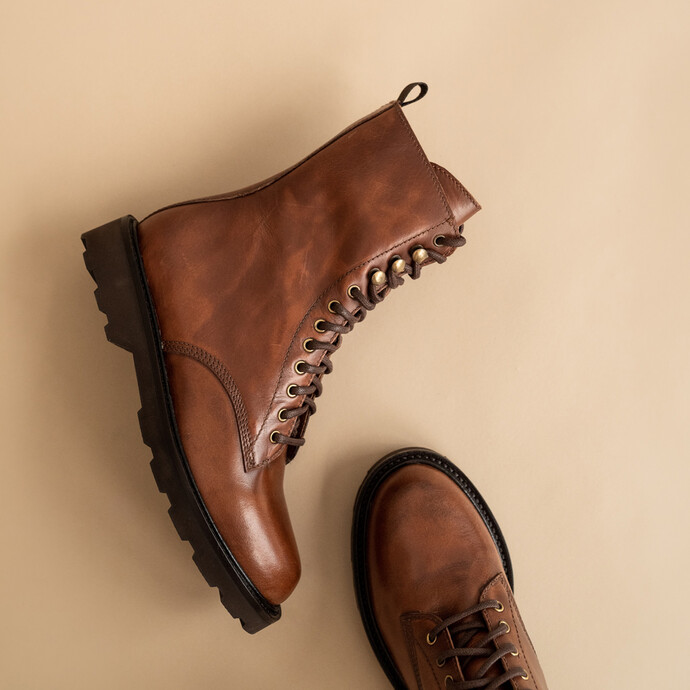 Boots à semelles crantées et lacets  en cuir cognac