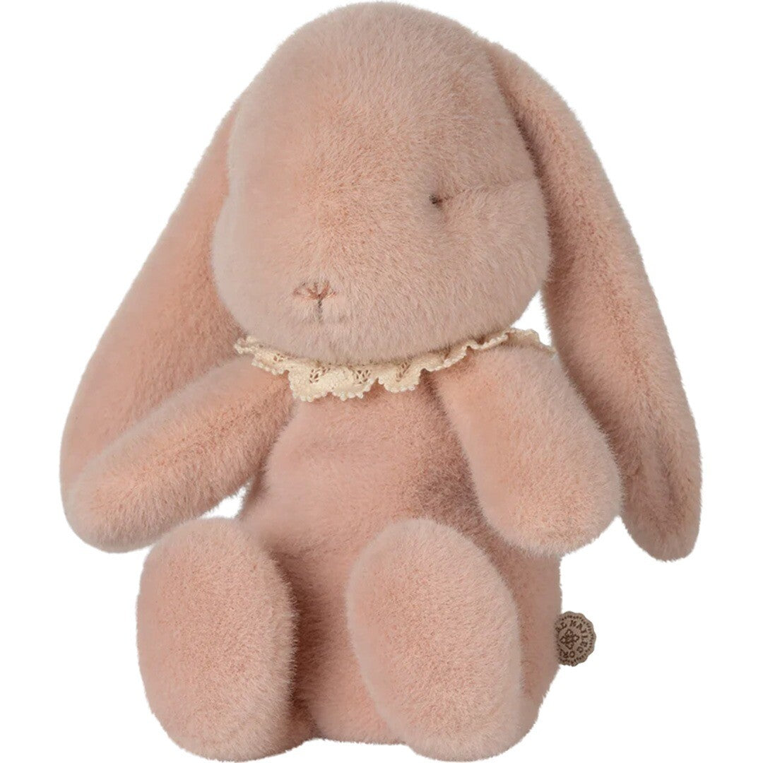 Maileg knuffelkonijn bunny plush met ei - powder - 18 cm