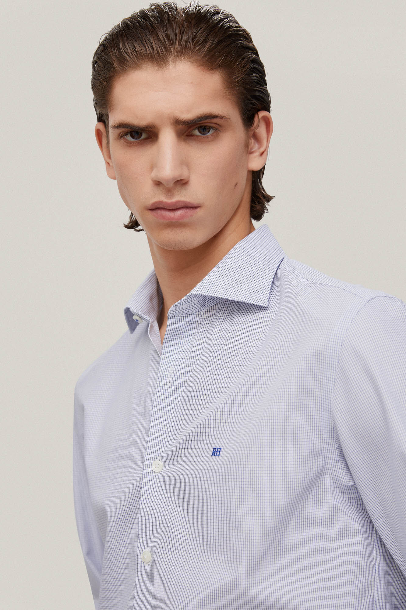 Camisa social xadrez azul, que não precisa passar e é resistente a manchas.