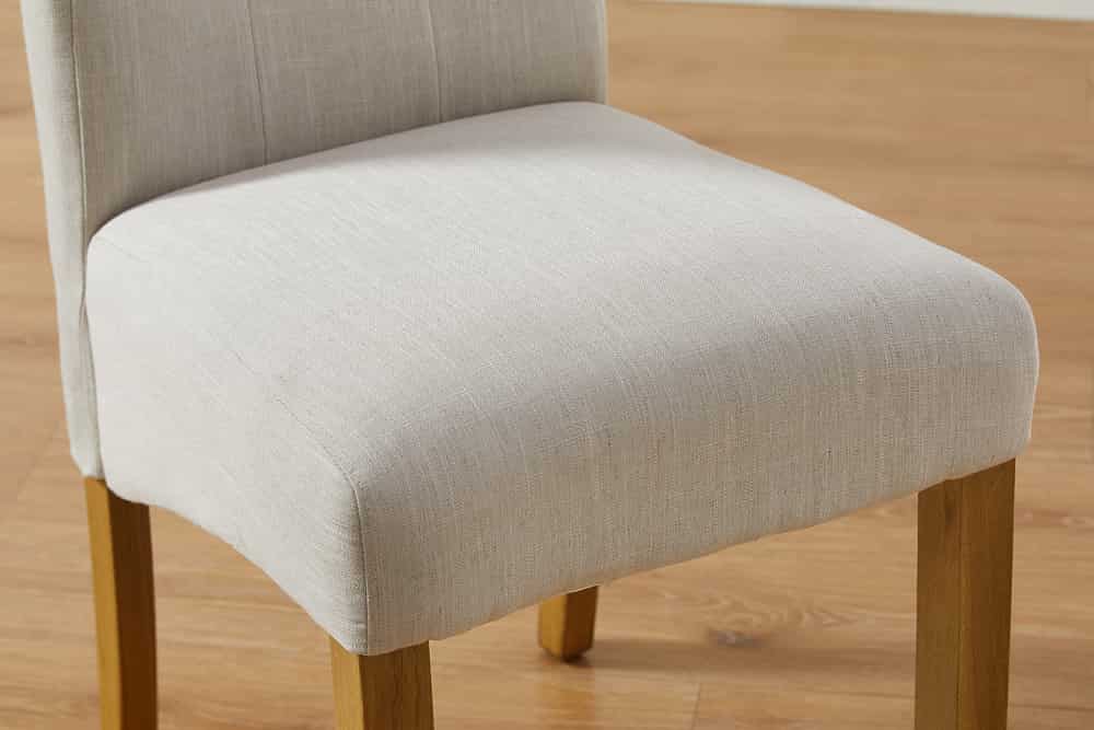 Design Stuhl CASA beige Leinen Massivholzbeine mit Zierknöpfen und Nackenrolle