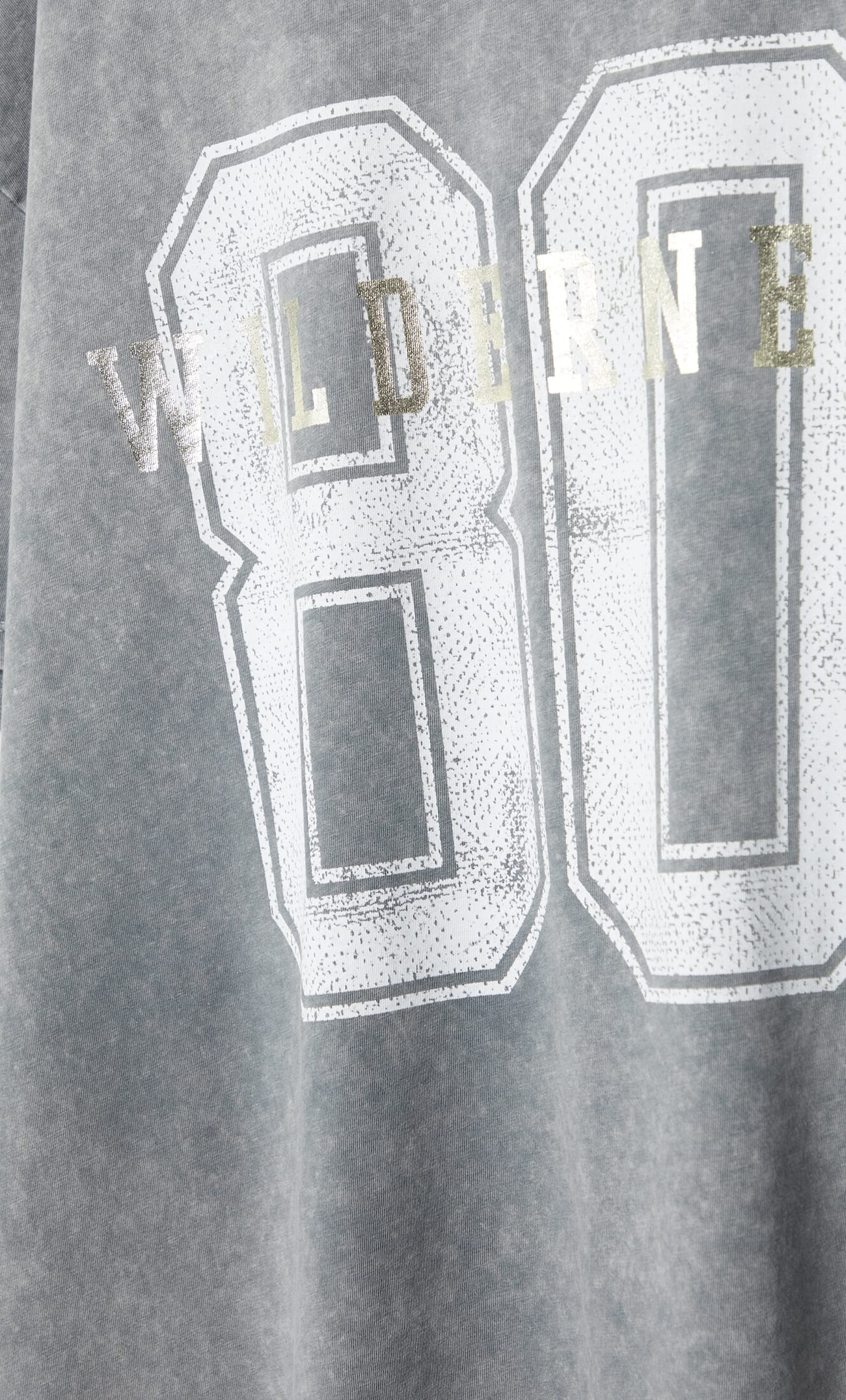 Camiseta oversized com efeito desbotado e estampa numérica.