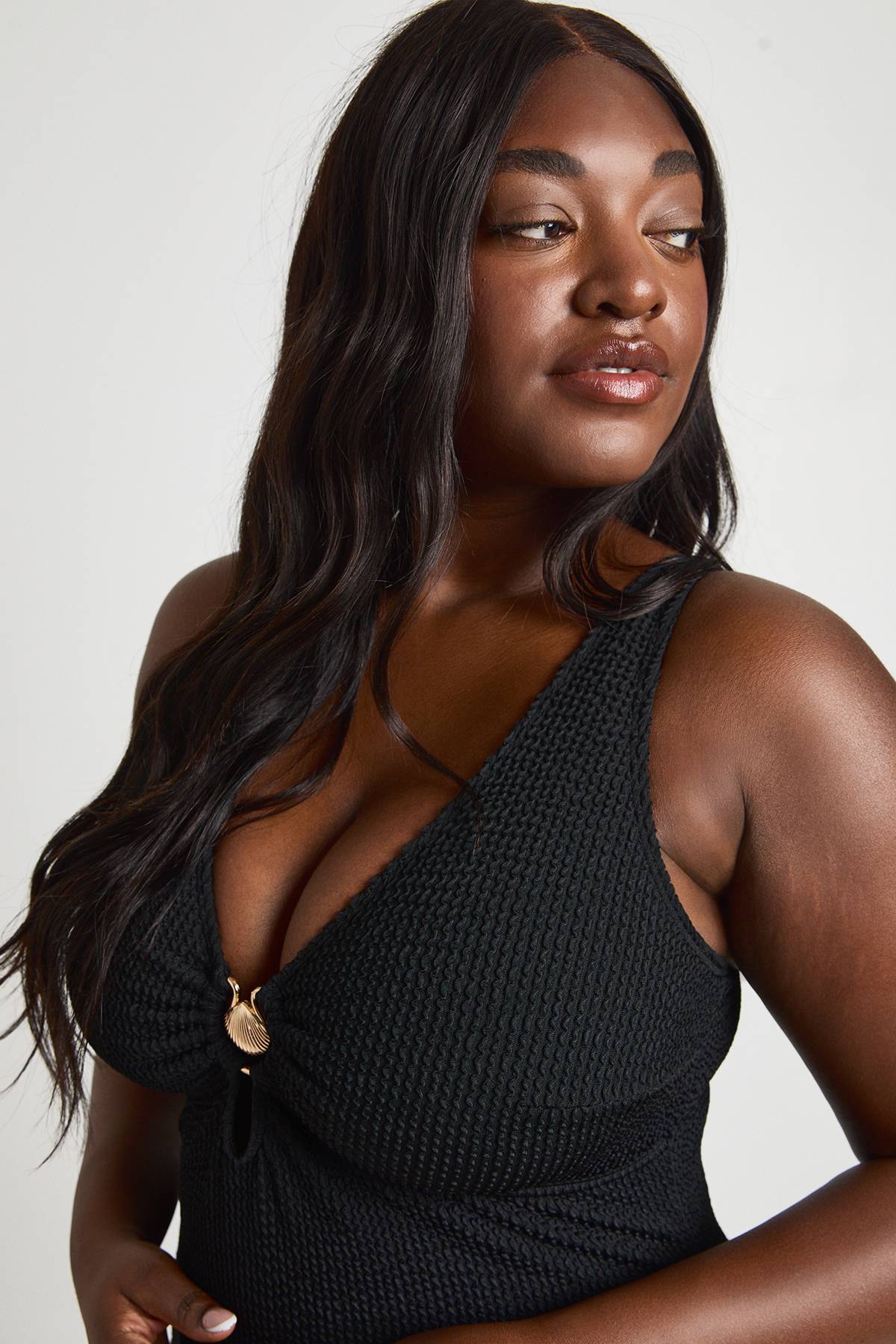 boohoo Maillot De Bain Grande Taille À Décolleté Plongeant Avec Détail Coquillage Et Tissu Froissé