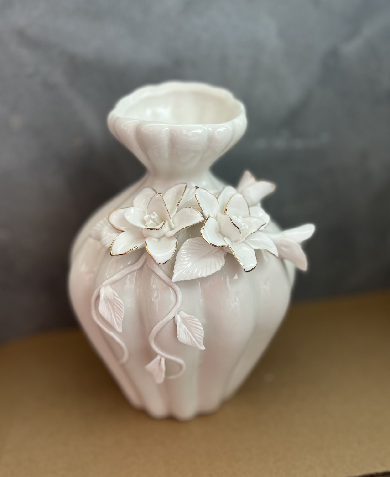 Porzellan-Vase 'Yves', weiß, vergoldet, H 21,4 cm, B 15 cm, L 15,9 cm von fischer's lagerhaus
