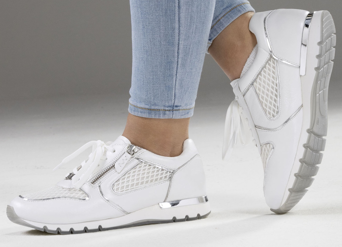 Caprice Sneaker aus glänzendem Veloursleder