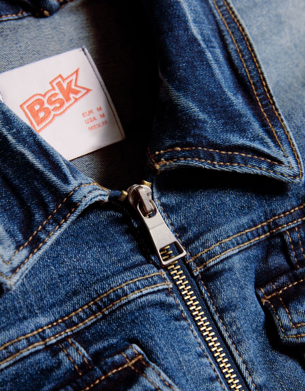 Jaqueta jeans com zíper