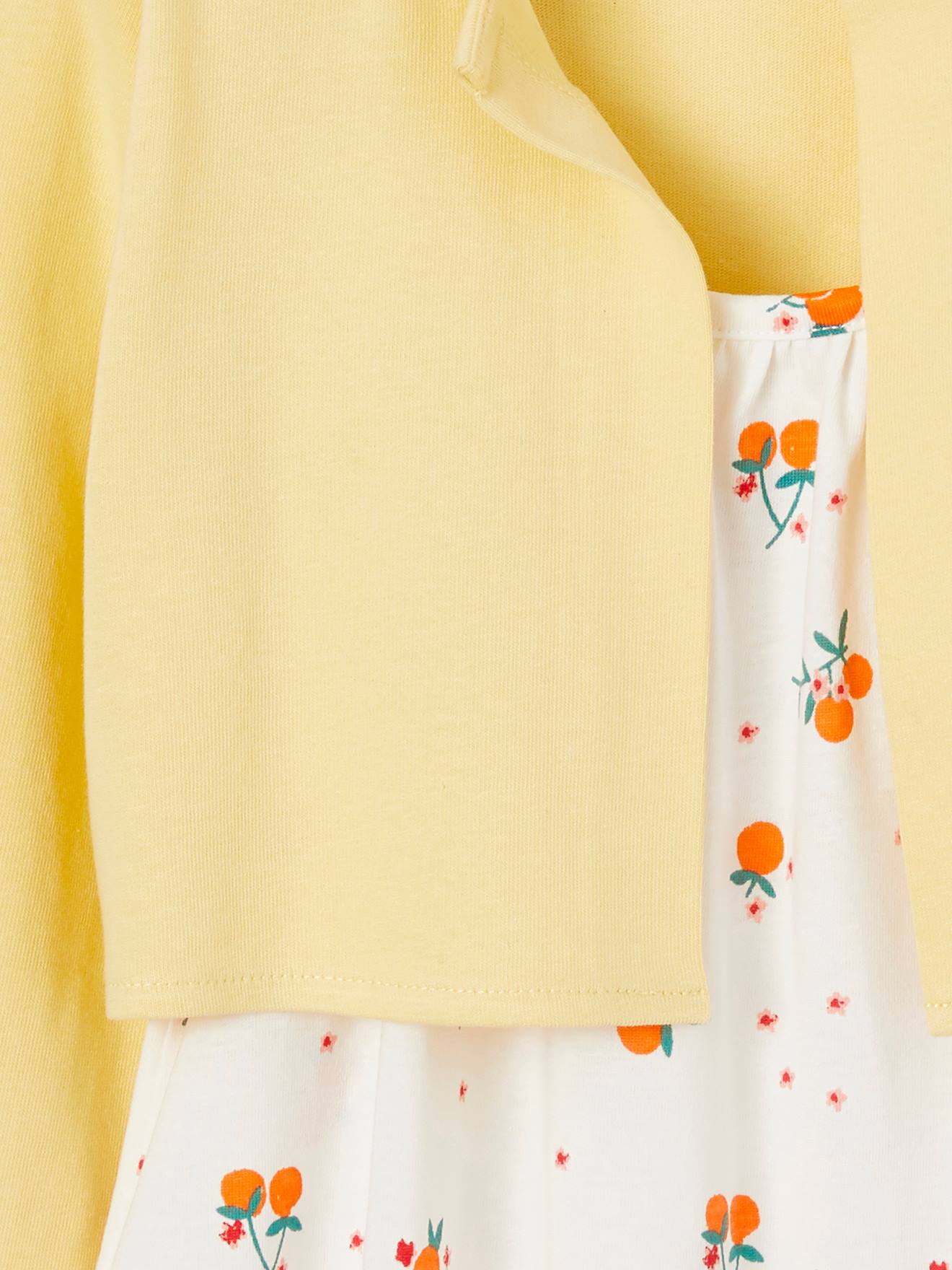 Roupa da menina: vestido amarelo claro e bolero