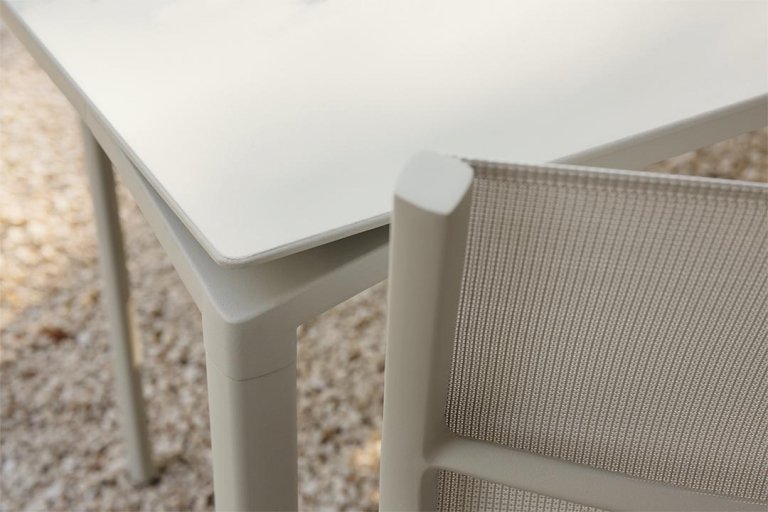 Fermob Calvi tuintafel 140x140 Clay Grey