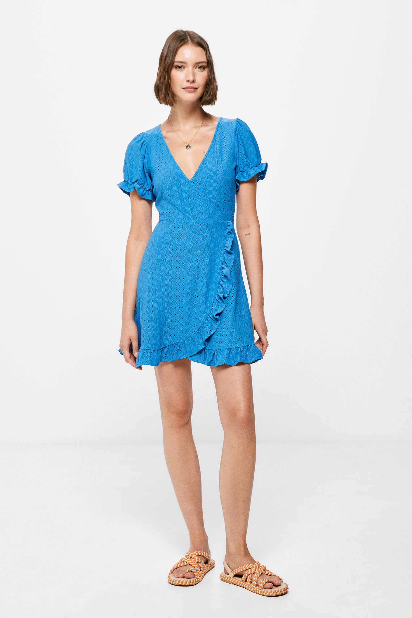 Vestido curto bordado suíço