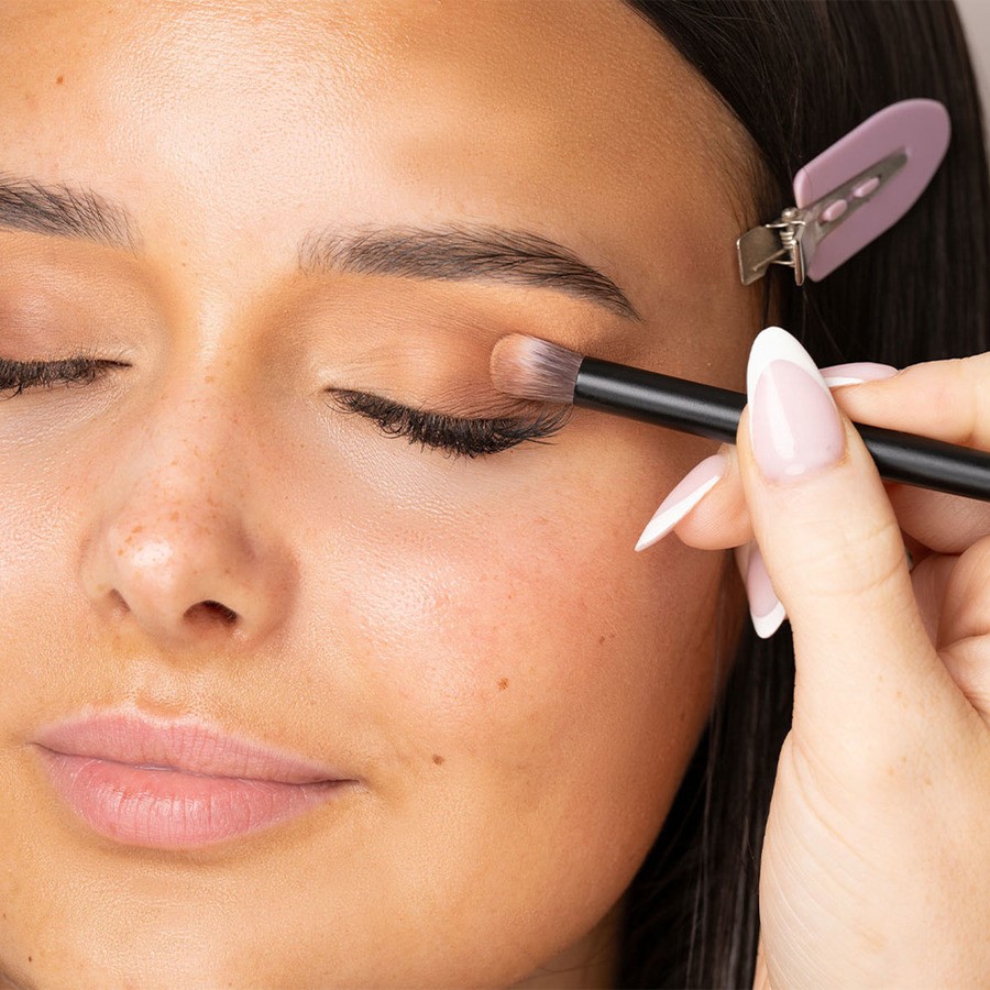 Brushworks No. 16 Tapered Blending Eye Brush