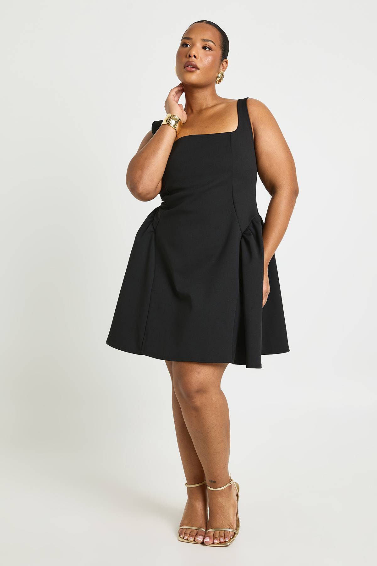 boohoo Robe patineuse Plus à fines bretelles et encolure carrée