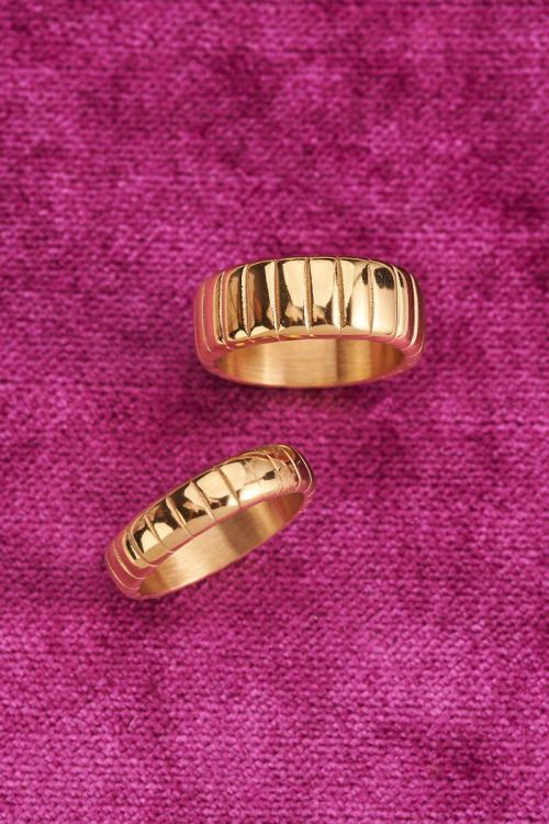 Iconic smalle ring met ribbels