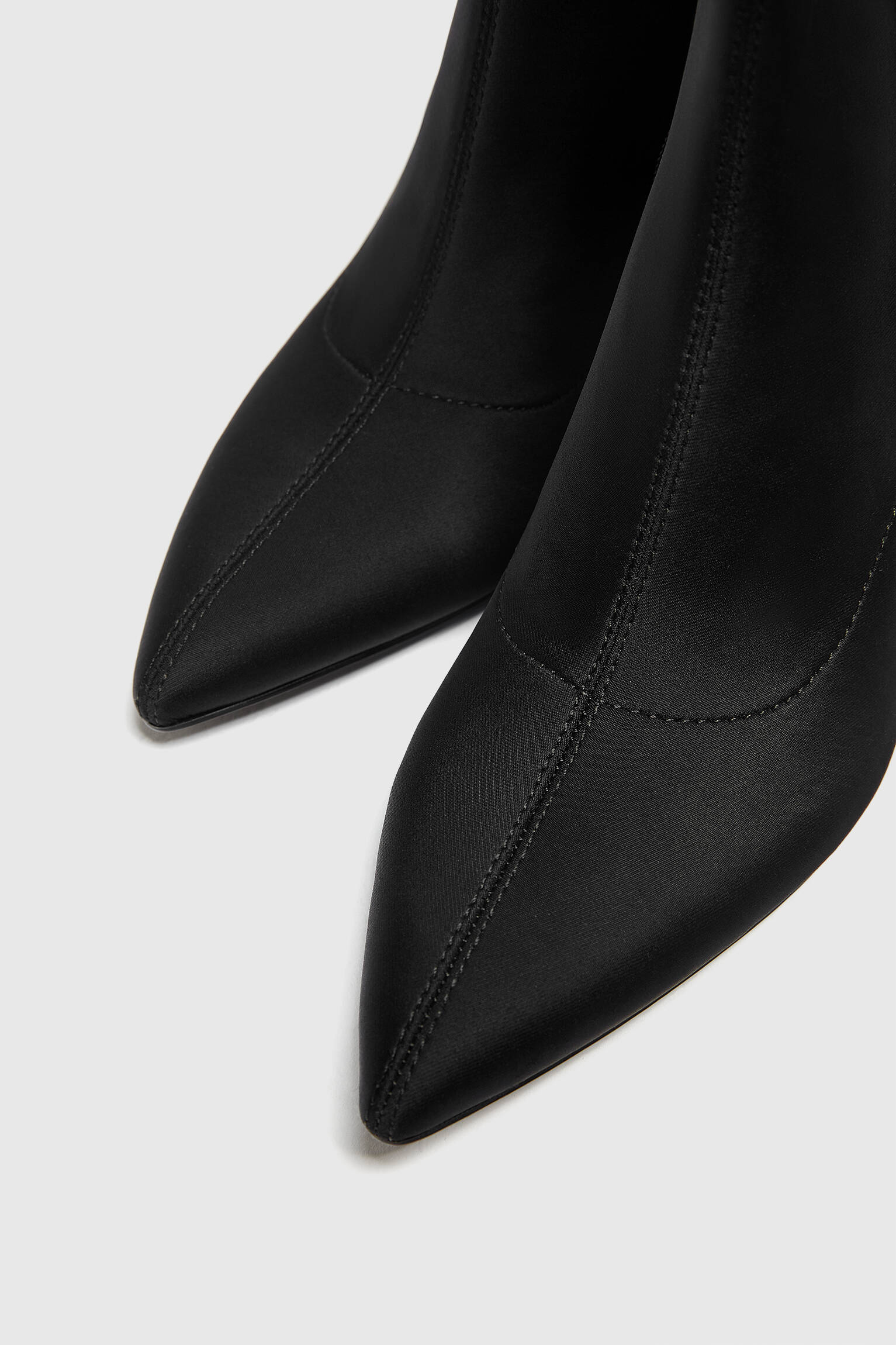 BOTA DE CANO CURTO DE TRICÔ COM SALTO ALTO - PRETA
