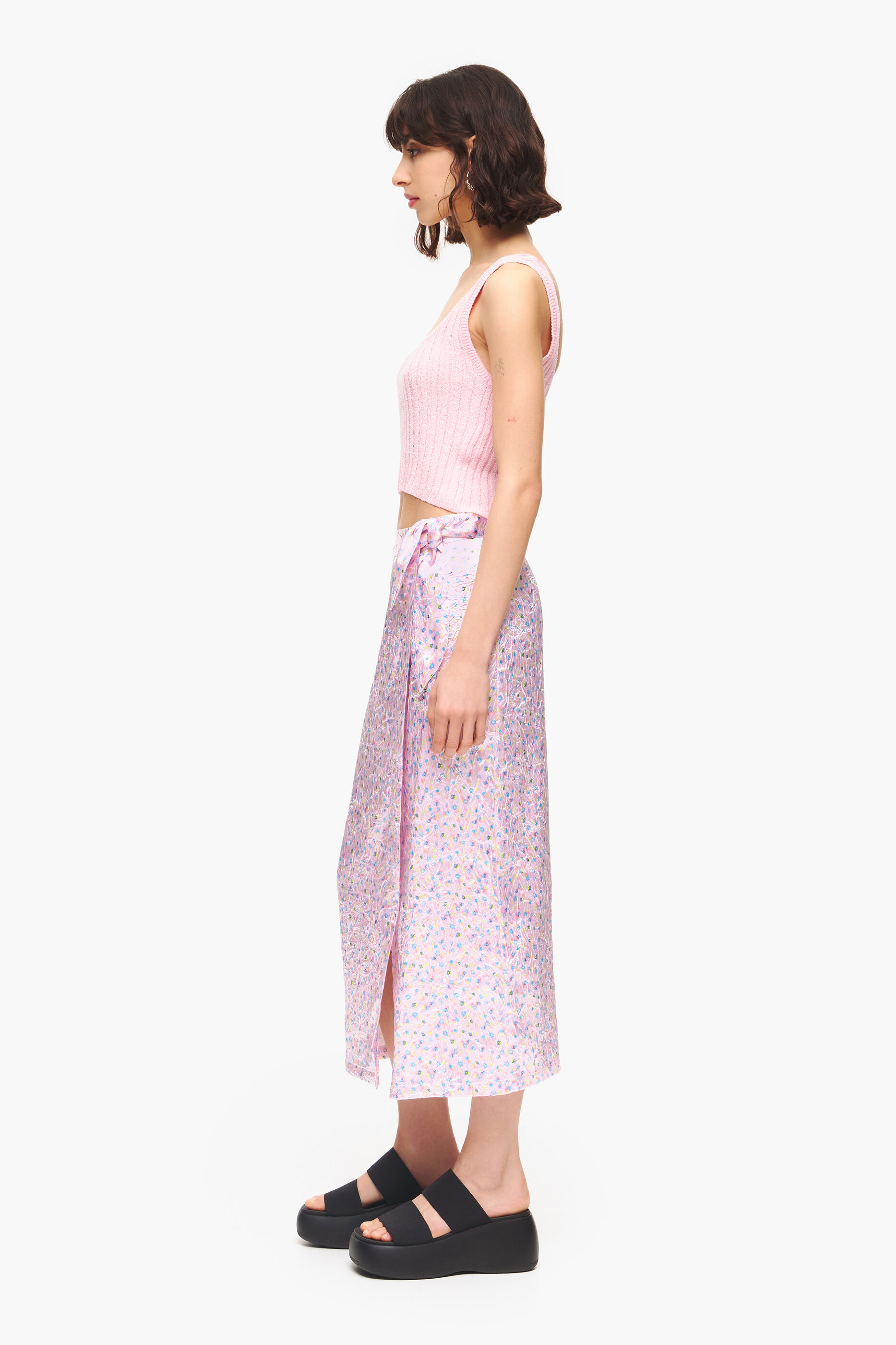 Saia pareô midi com estampa de mini flores rosa
