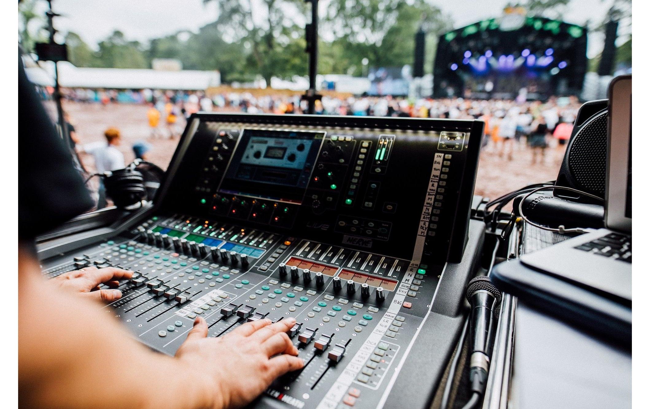 Mischpult SQ-5<br>Digitaler Mixer mit 48 Kanälen und 36 Bussen