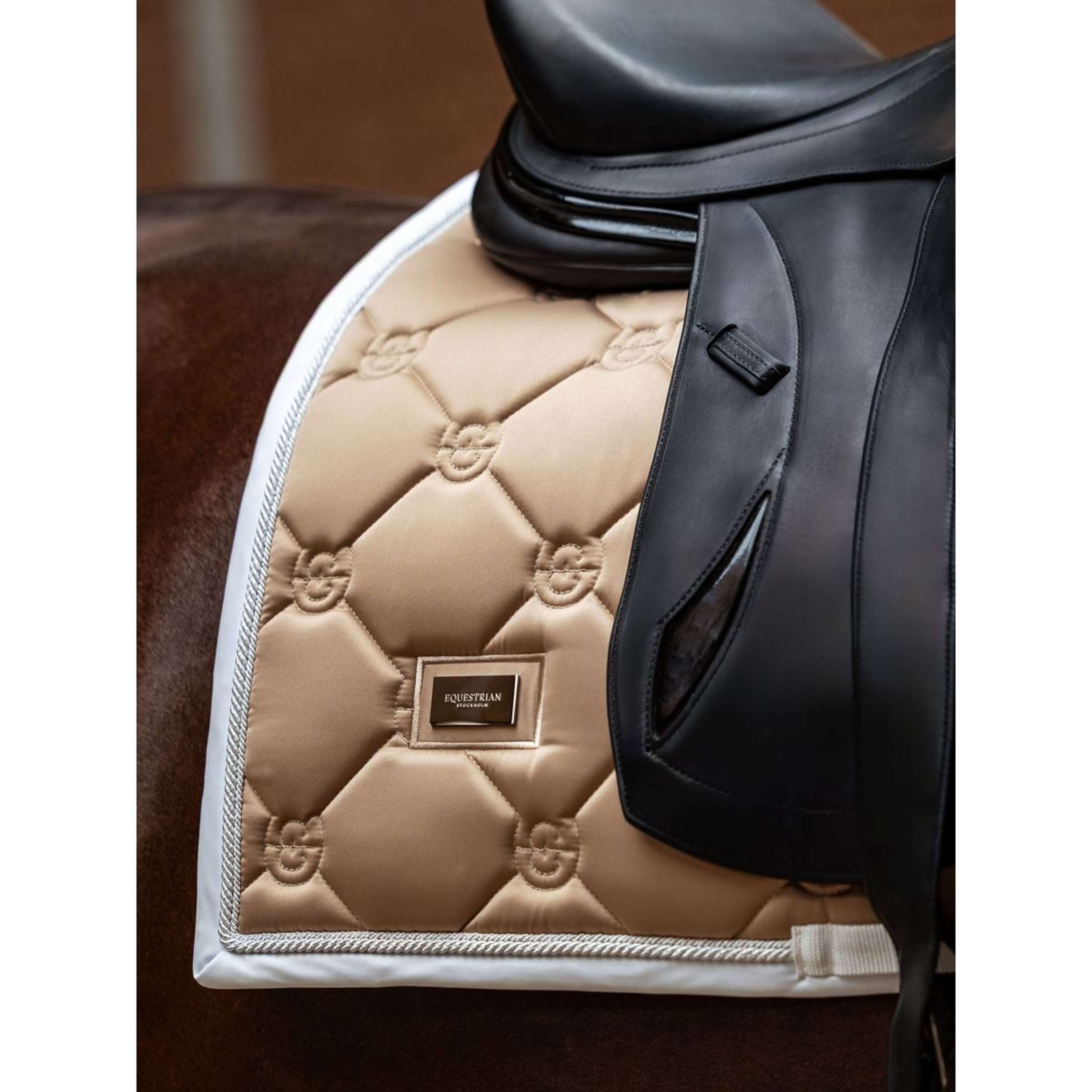 Equestrian Stockholm Zadeldekje Dressuur Sand