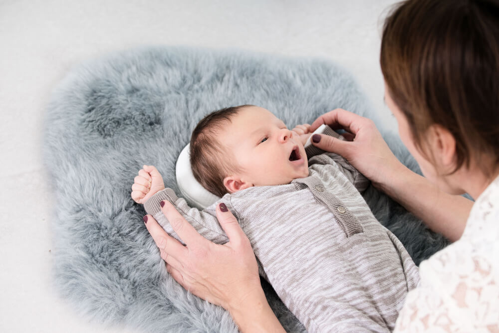 Medibino® - Der Babykopfschutz, Farbe: WEISS-GRAU