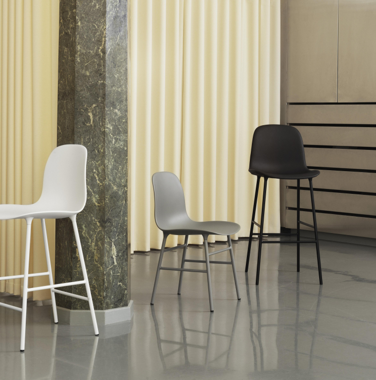 Normann Copenhagen Form Bar Chair barkruk 65cm licht grijs