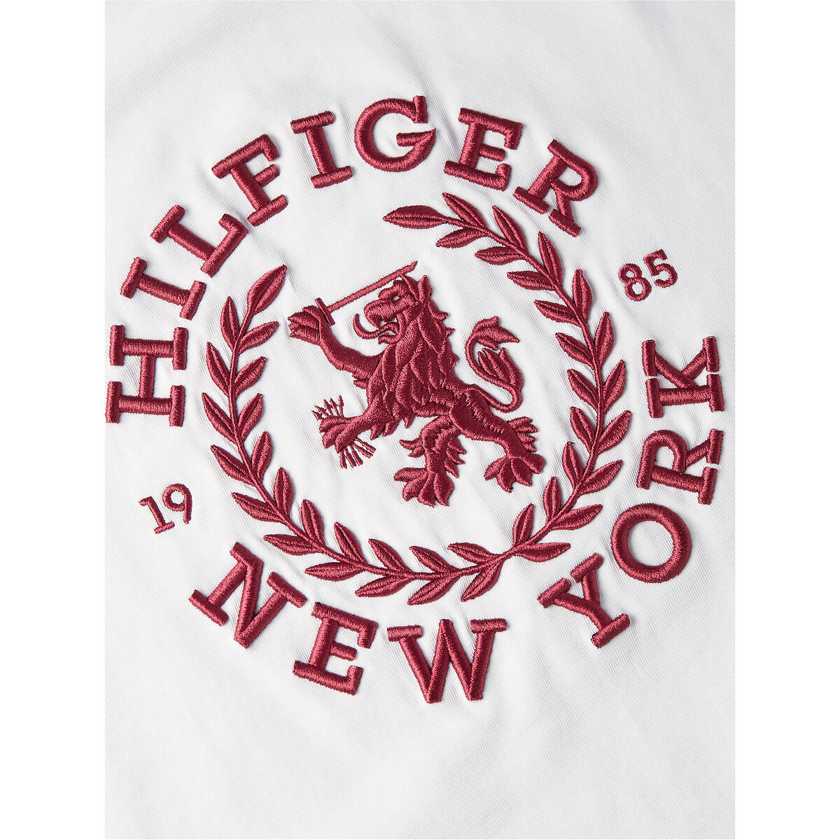 Camiseta TOMMY HILFIGER com gola redonda e logotipo.