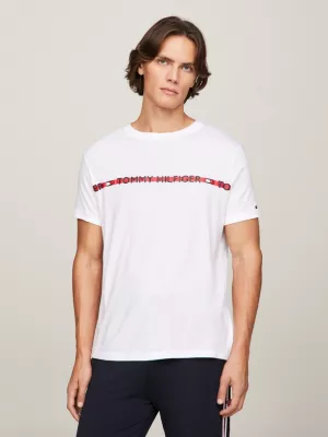 Camiseta com listras e logo