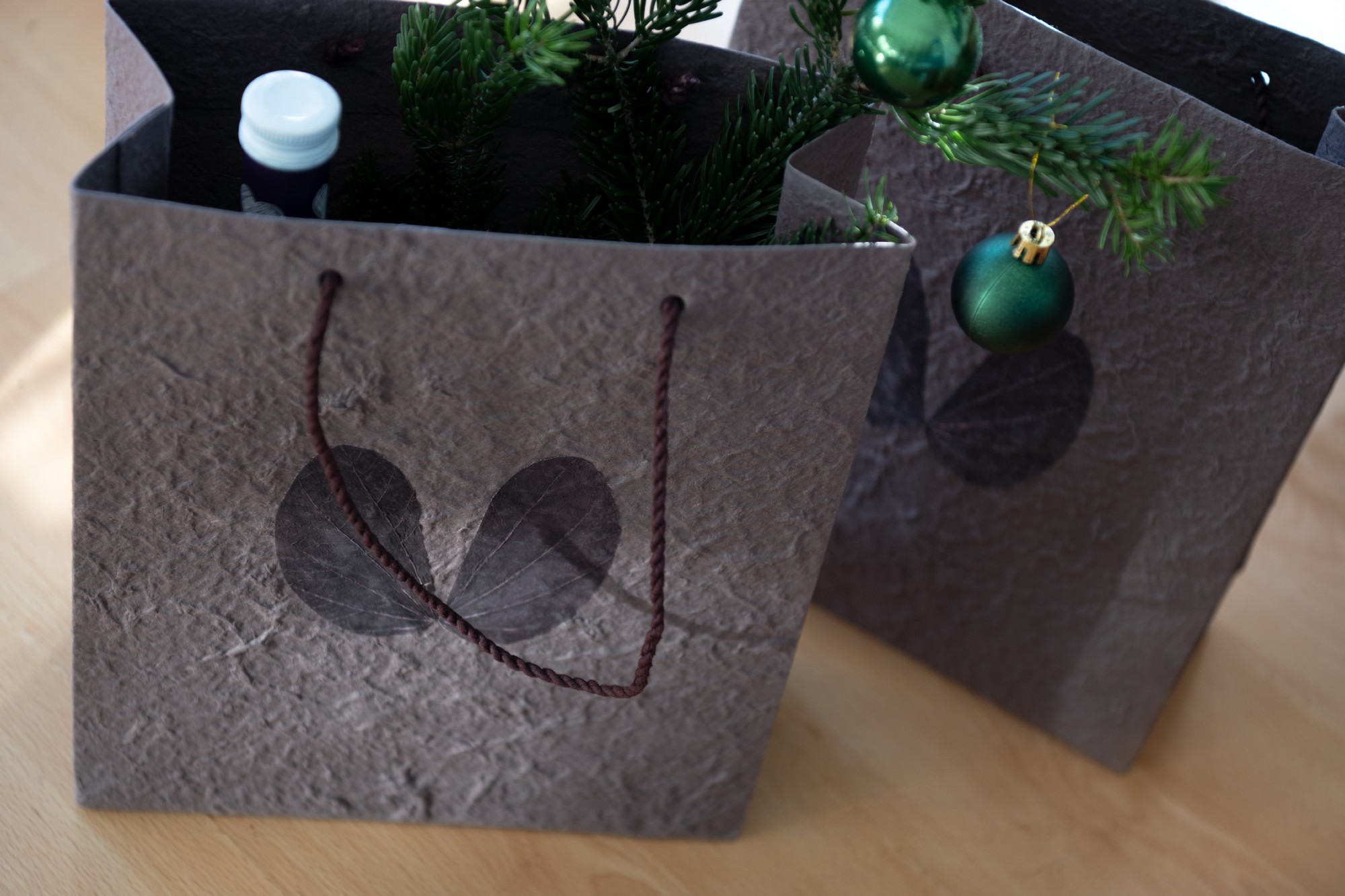 Papiertasche mit Blume, grau, H 30 cm, B 25 cm, L 10 cm günstig bestellen