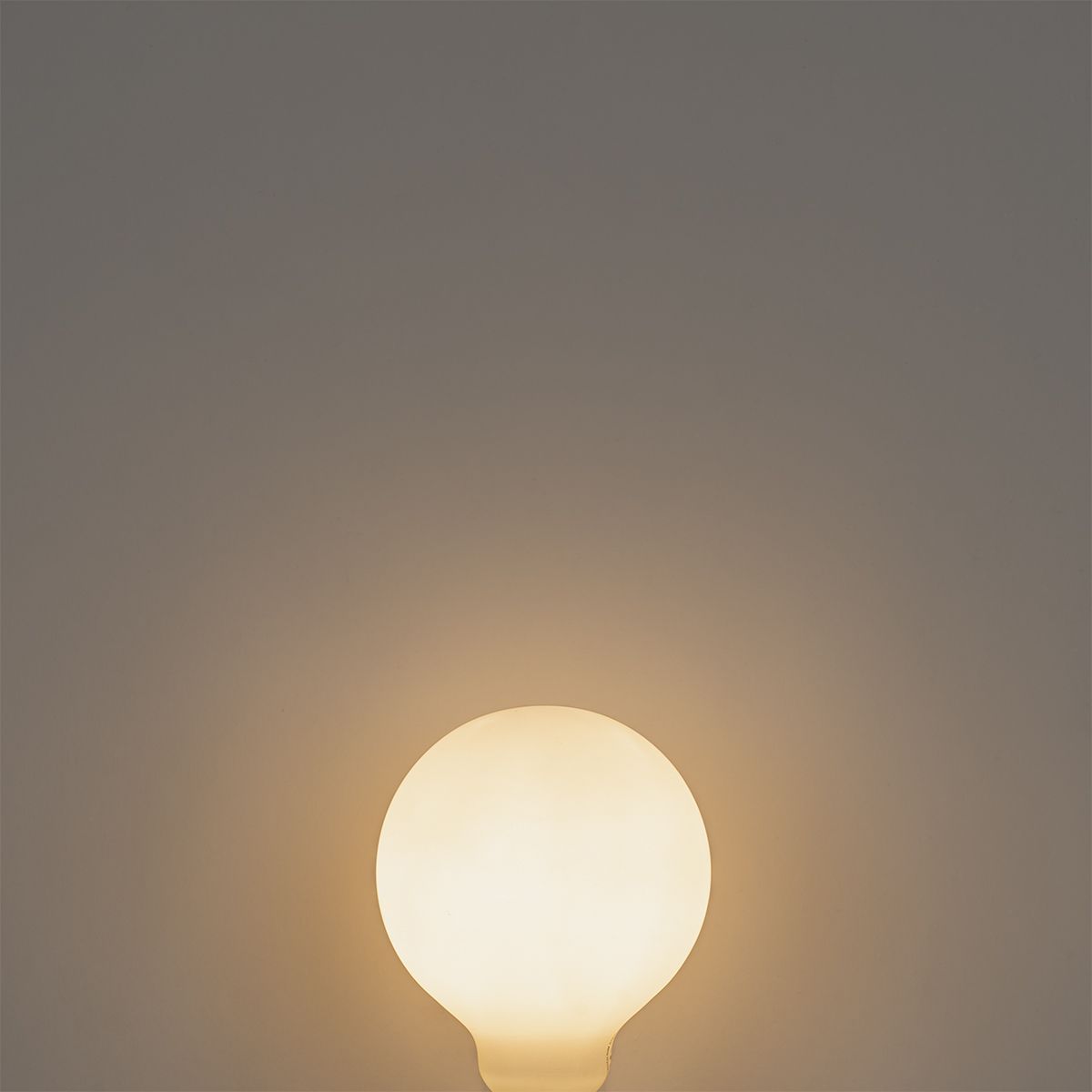 E27 3-staps dimbare LED lamp G95 mat 5W 550 lm 3000K