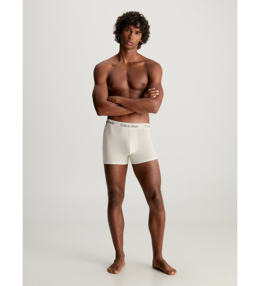 Conjunto de 3 cuecas boxer básicas Calvin Klein nas cores bege, preta e cinza.