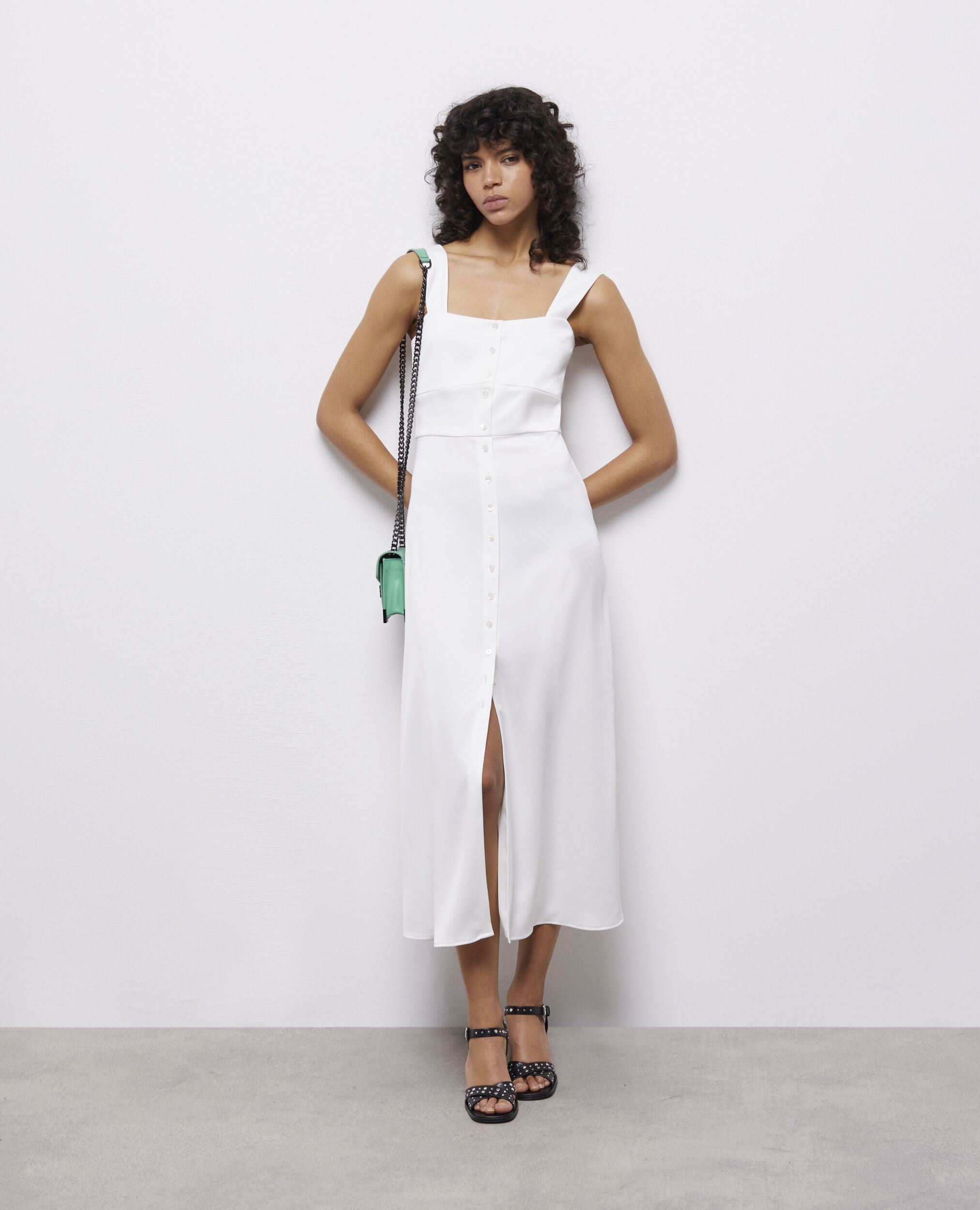 Robe longue blanche avec boutonnage