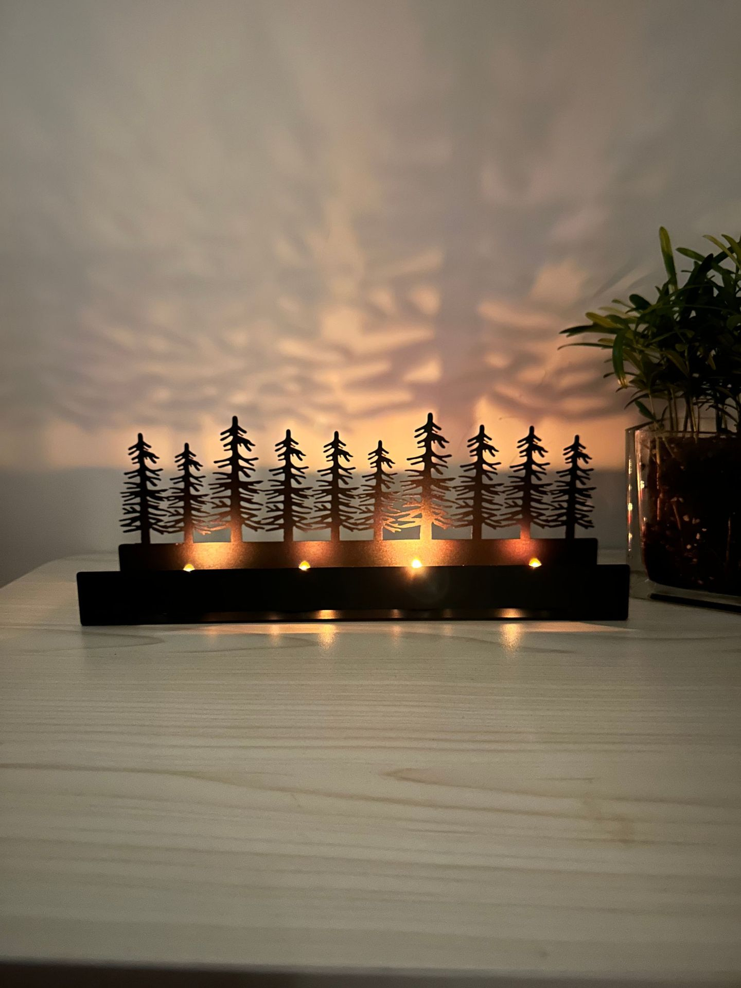 (30x11cm) Metall Deko Teelicht Halter Wald Home Accessoire Kerzen Ständer für Herbst / Winter - Schwarz