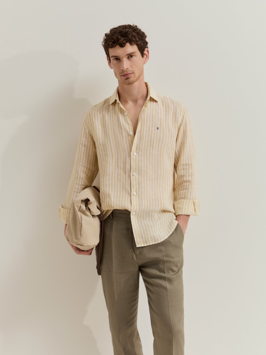 Camisa slim fit em linho às riscas