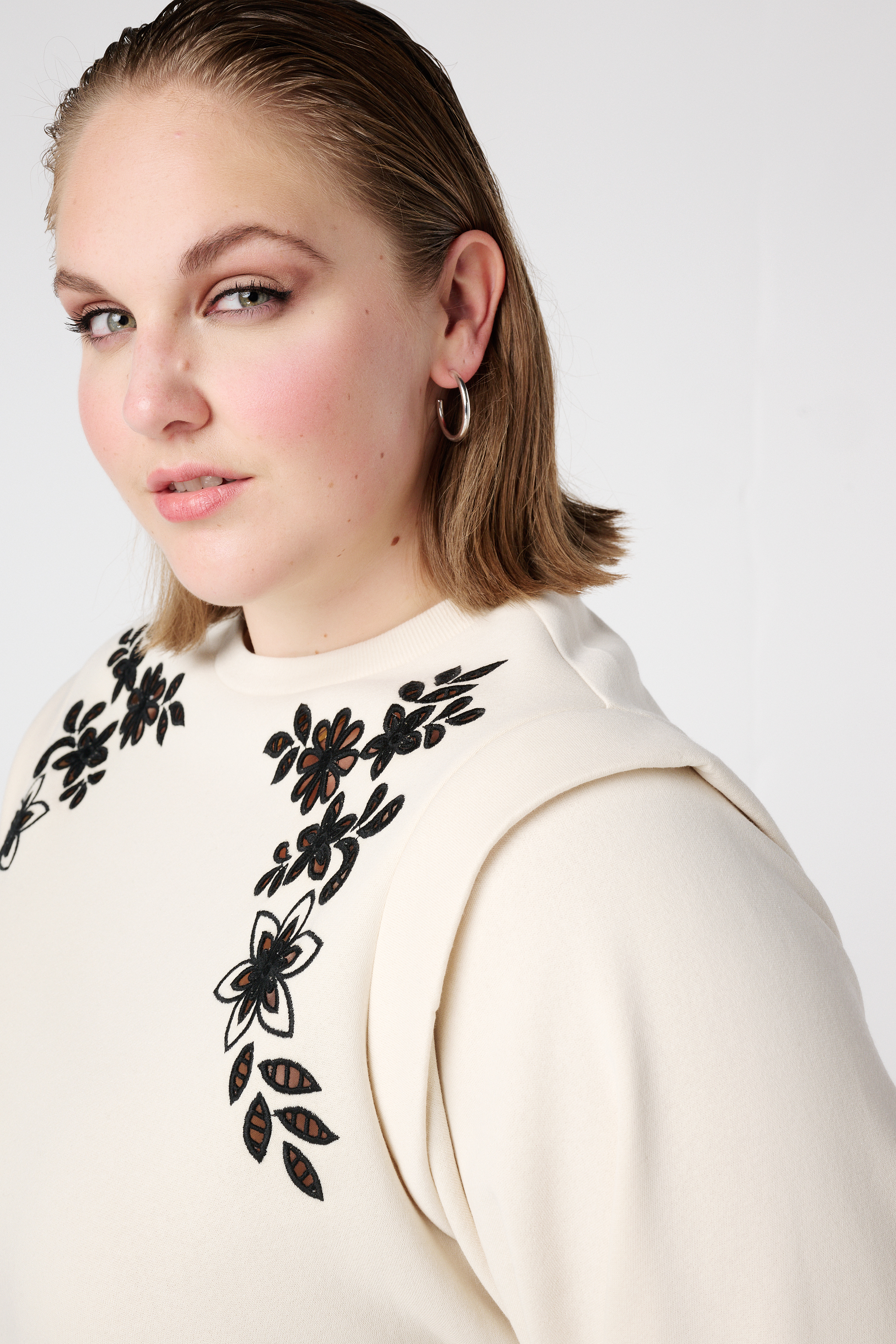 Sweater met opengewerkt borduursel Kit