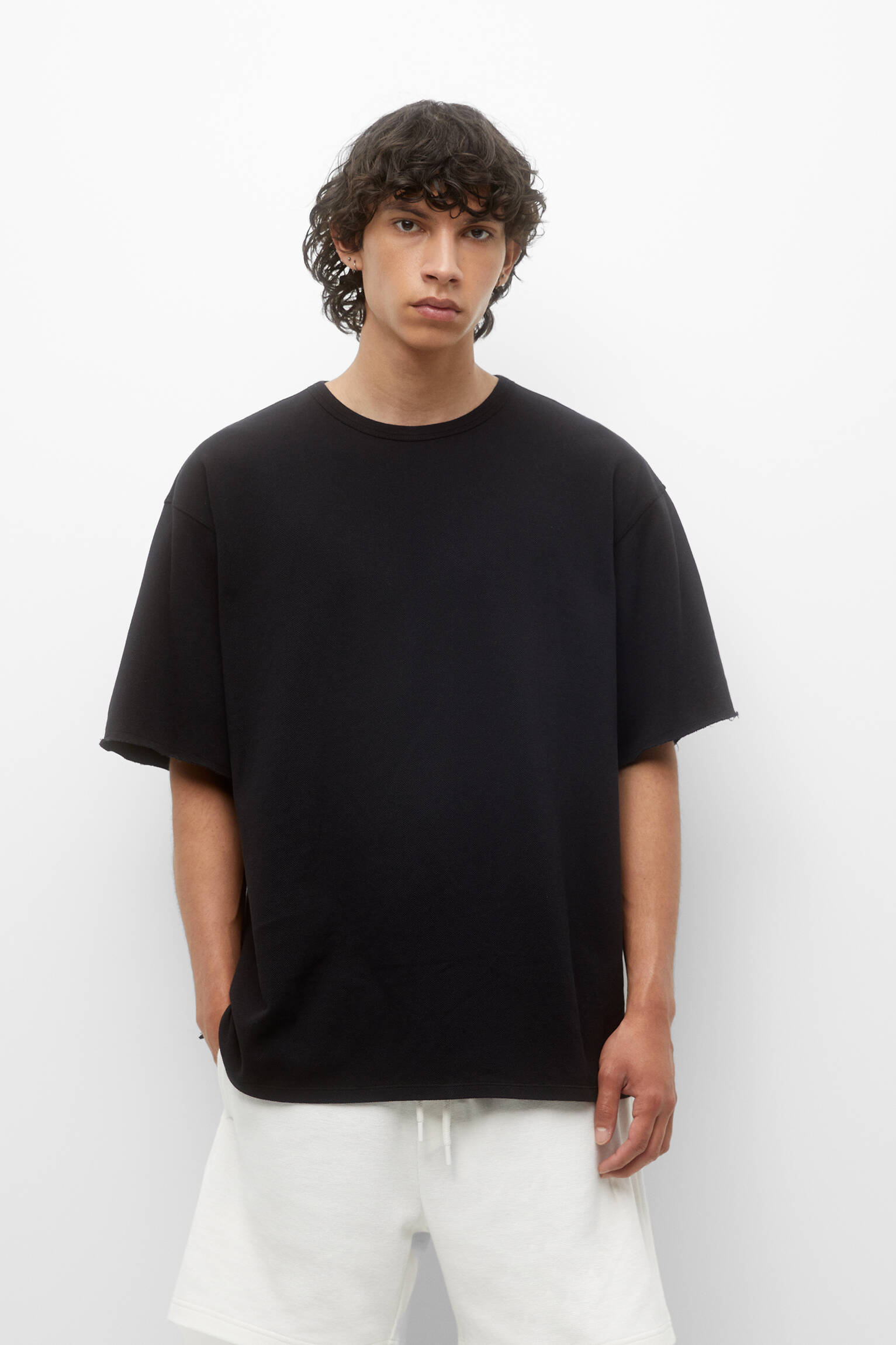 CAMISETA DE PELÚCIA COM CORTE QUADRADO - PRETA