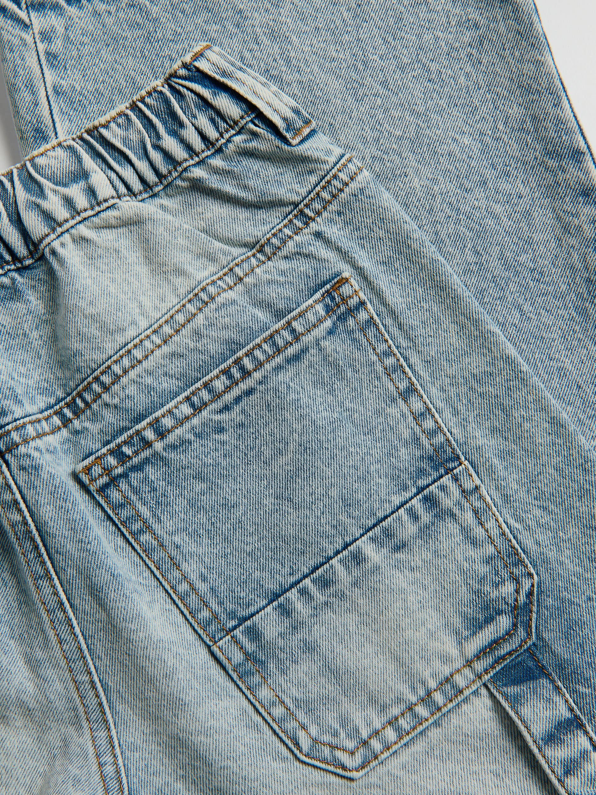 Baggy-Jeans mit Schlüsselanhänger