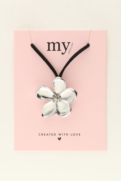 Zwarte koord ketting met grote bloem bedel