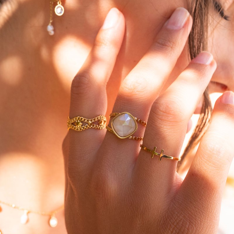 Bague ajustable en acier dorée ornée d'une pierre crystal ivoire