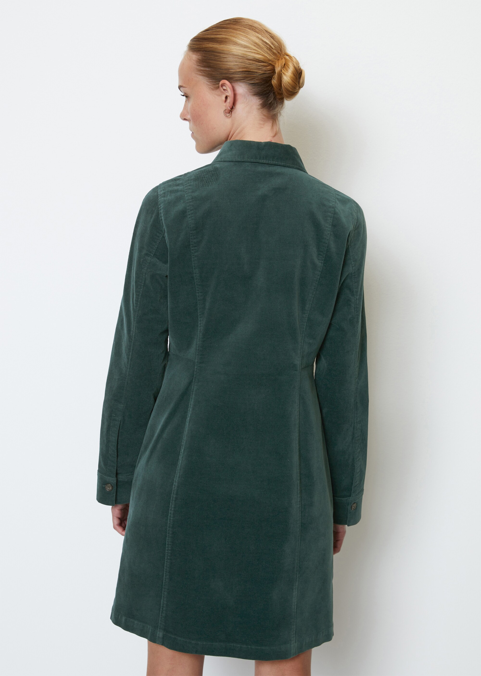 Kurzes Hemdblusenkleid straightaus stretchigem Samt