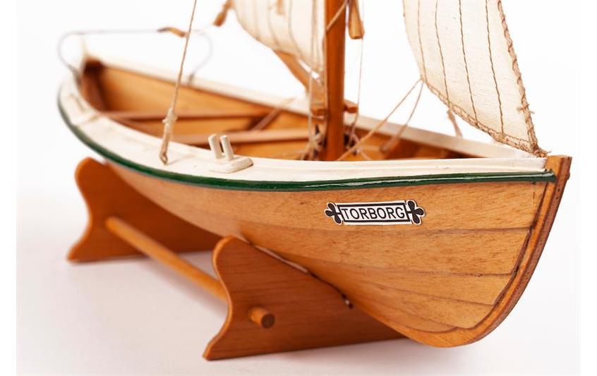 Bausatz Torborg 1:20, 320 mmDetaillierter Bausatz eines Ruder- und Segelbootes