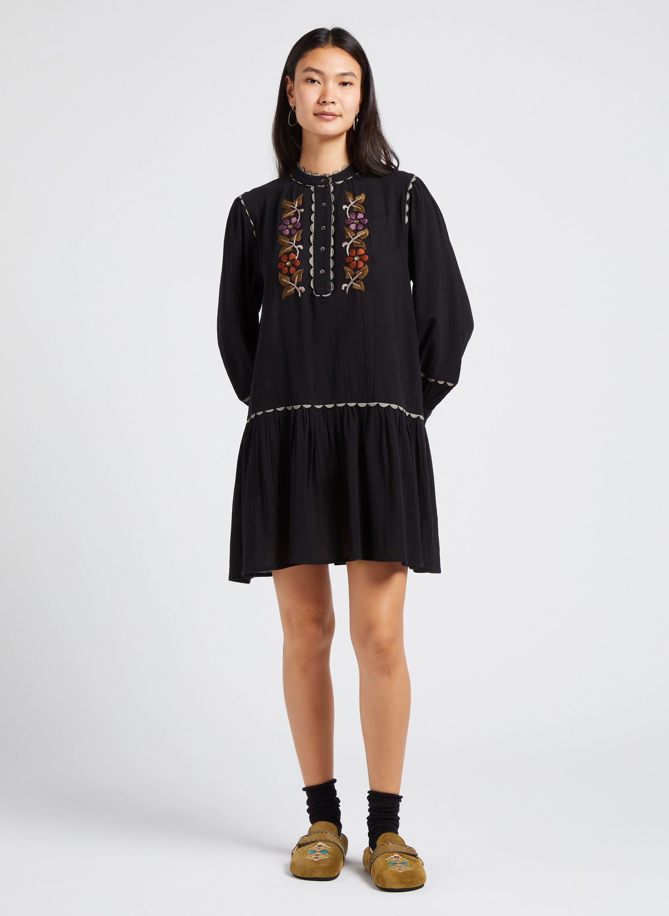 MATHILDA - Robe courte brodée en crêpe de coton | Noir