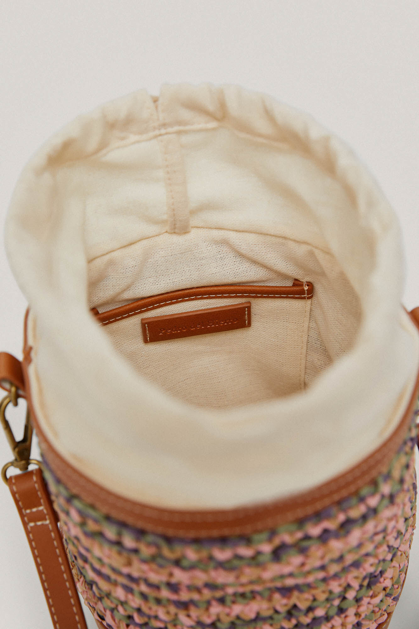 Bolsa tipo balde em ráfia multicolorida - Várias cores