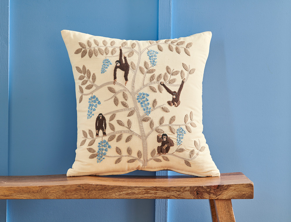 Coussin brodé-Savane animée